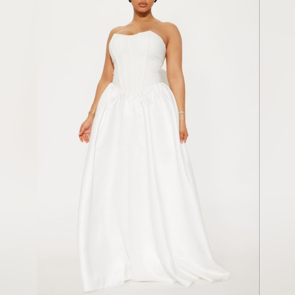 Elegant White Strapless Dress